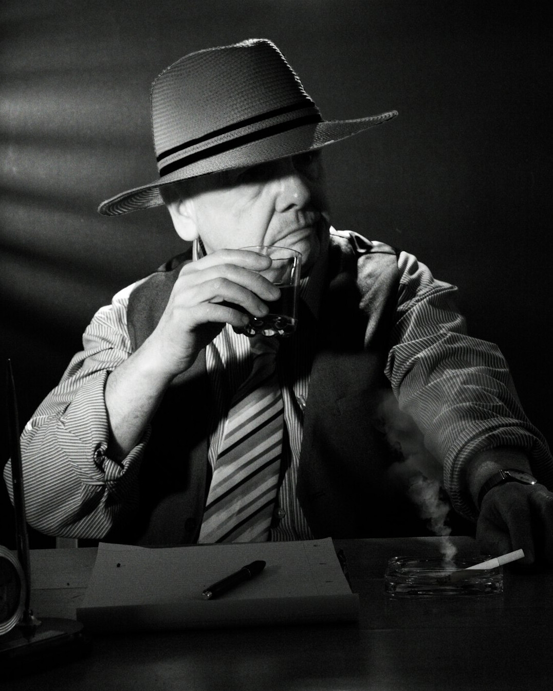 detective investigating